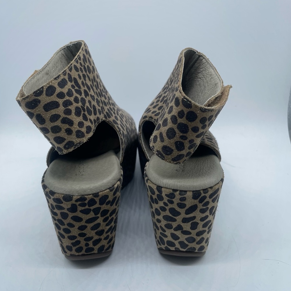 Chocolat Blu Tan and Black Wedge Shoes - Picture 4 of 11